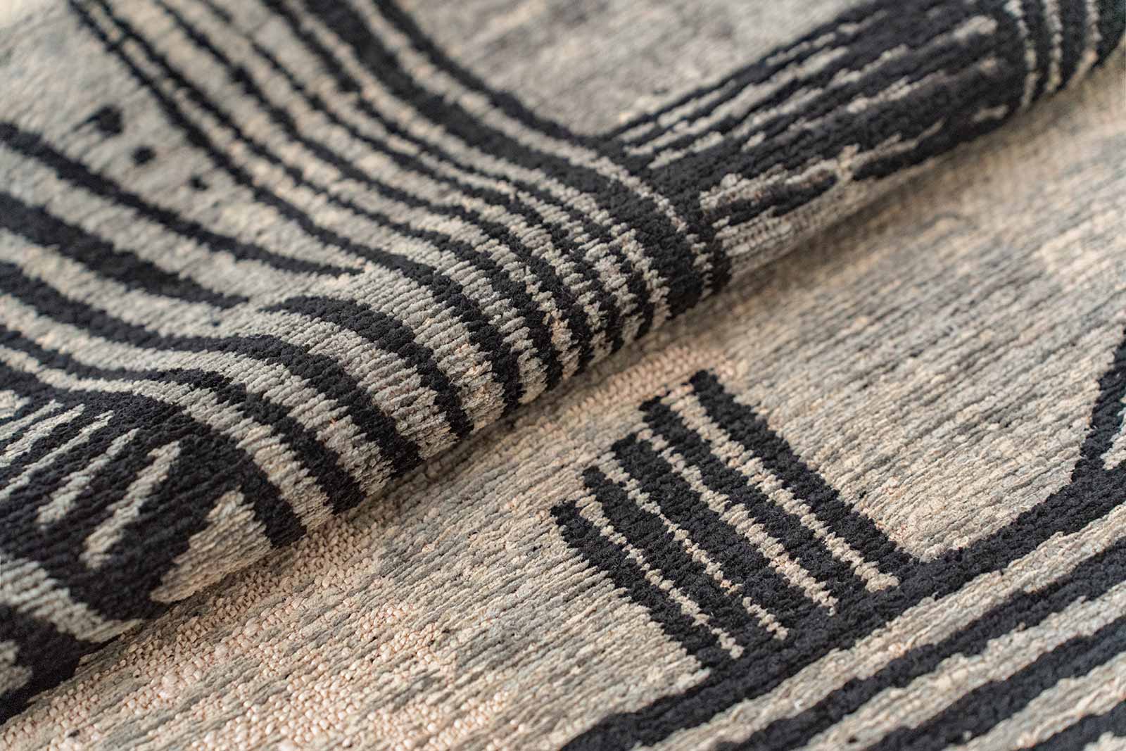 Louis De Poortere rug Meditation 2066 Kanji Darkstreet zoom 5